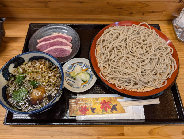 「鴨団子汁そば（1,300円）」@十割蕎麦と鴨料理 かもん 新庄駅本店の写真