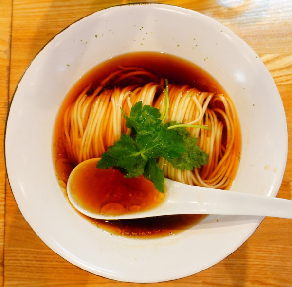 「(梅)かけそば 醤油+具材の盛り合わせ+ハートランド」@自家製麺 くろ松の写真