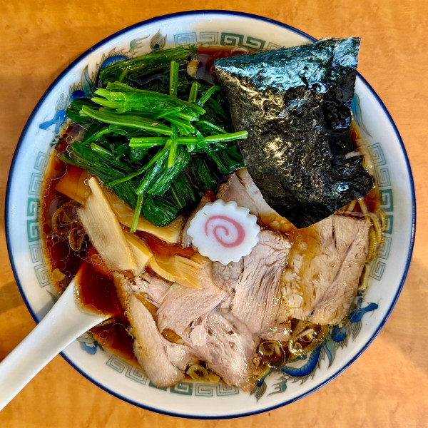 「醤油チャーシューメン ほうれん草 生卵」@麺屋かむいの写真