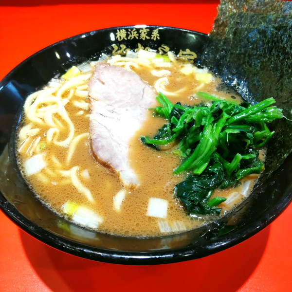 「ラーメン（￥900）＋ほうれん草（￥100）」@横浜家系ラーメン 竹むら家の写真