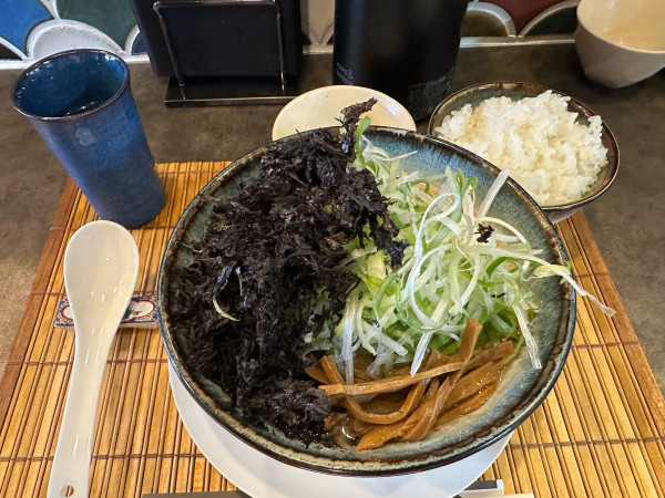 「岩のり煮干中華+白髪ネギトッピング+ライス」@煮干中華 つなぐの写真