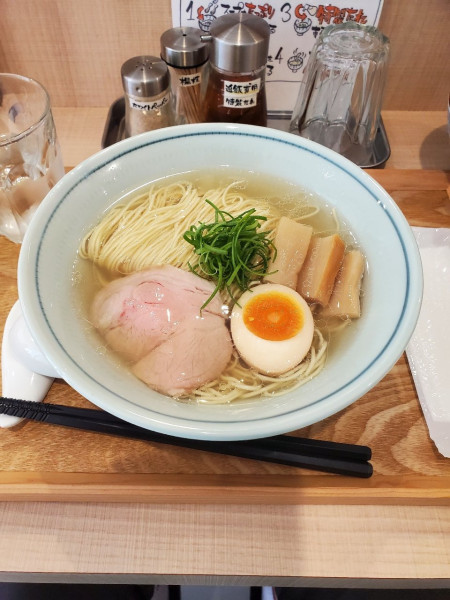 「クリア豚骨塩ラーメン@900」@らぁ麺 満の写真