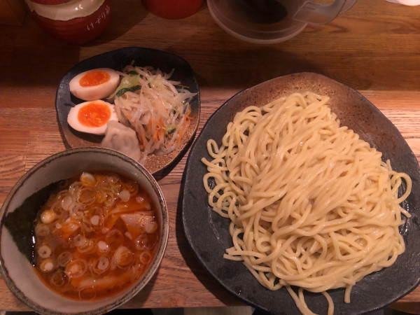 「辛味つけ麺大盛り+三種盛り」@つけ麺屋 やすべえ 赤坂店の写真