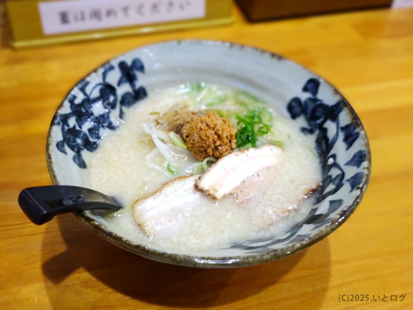 「あごだし白湯らぁめんこってり（背脂入り）」@麺家 ひばりの写真