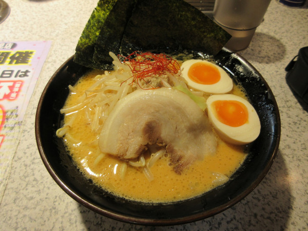 「味噌ラーメン（９５０円）＋味玉１８０円」@横浜家系ラーメン たくみ家 土浦阿見店の写真