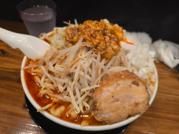「辛いラーメン・麺マシ(100g)✘‎3・50円トッピング」@自家製麺88 川崎店の写真