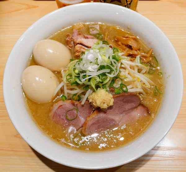 「味噌らーめん(麺少なめ)＋味玉W＋もやし＋ビール(中瓶)」@三ん寅の写真