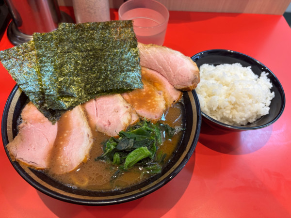 「燻製チャーシューかためおおめ ライス」@横浜家系ラーメン 大﨑家の写真