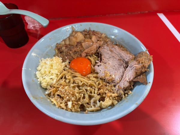 「釜玉200g ちょい脂　ニンニク」@ラーメン富士丸 明治通り都電梶原店の写真