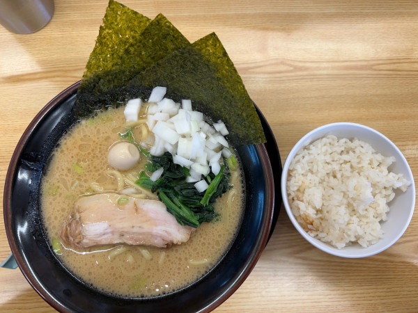 「醤油ラーメン(830¥)」@横浜家系ラーメン 宮本商店 ひたちなか店の写真