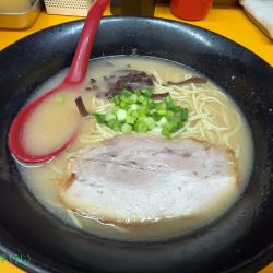 らーめん(870円)バリカタ、替え玉(130円)やわめ
