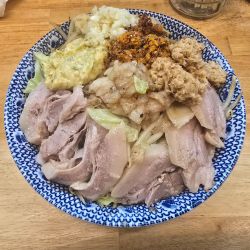 背脂肉盛り特製塩焼そば、大盛り、野菜増し、タルタルトッピング