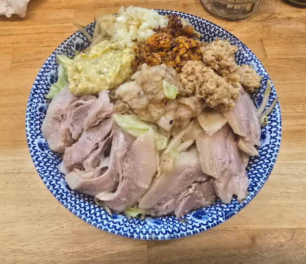 「背脂肉盛り特製塩焼そば、大盛り、野菜増し、タルタルトッピング」@元祖極太塩焼きそば 三毛猫の写真