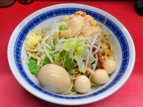 「ぶた2枚入り小汁なし（900円）＋味付玉子＋うずらの玉子3個」@ラーメン二郎 環七一之江店の写真