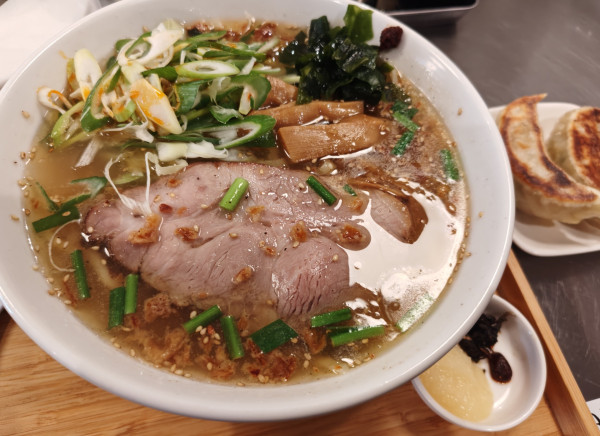 「塩らーめん 950円 ニラ150円 餃子セット200円」@らーめんと餃子かんなの写真