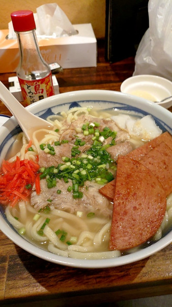 「ソーキそば味濃いめ(大盛り)＋スパム＋ニンニク」@沖縄料理ハナハナ 鶴ヶ島店の写真