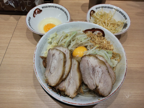 「小豚汁なし＋ネギ別皿、生玉子」@ラーメン豚山 与野本町店の写真