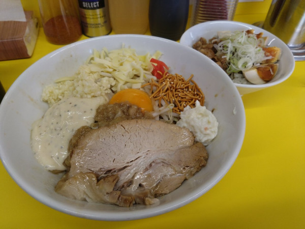 「まぜそば＋ブタゴリラ」@ラーメンヒカリ 宇都宮店の写真