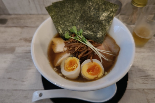 「醤油らーめん+特製」@らーめん 羊と狼の写真