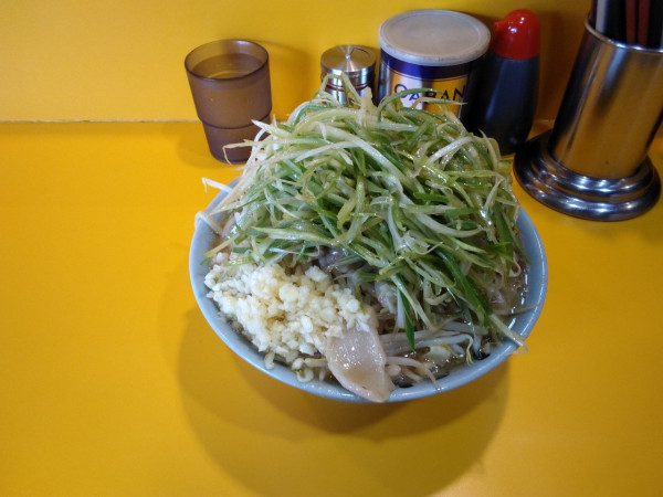 「小ラーメン（１０００円)＋ネギ（150円）」@ラーメン二郎 八王子野猿街道店2の写真