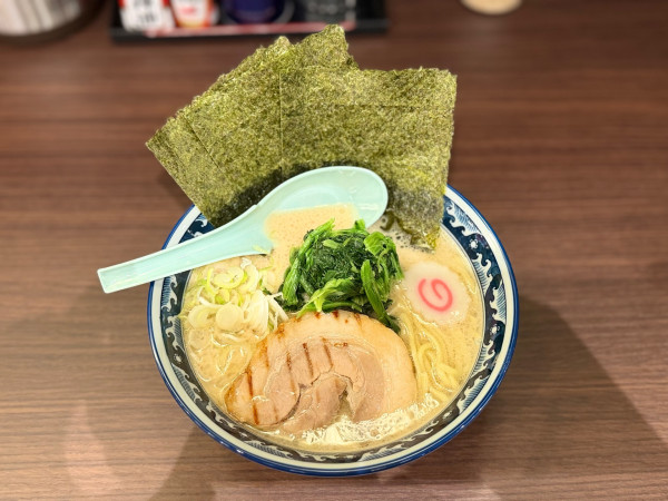 「濃厚豚骨ラーメン(醤油)890円＊プレオープン価格500円」@麺屋 武士道 一之江店の写真