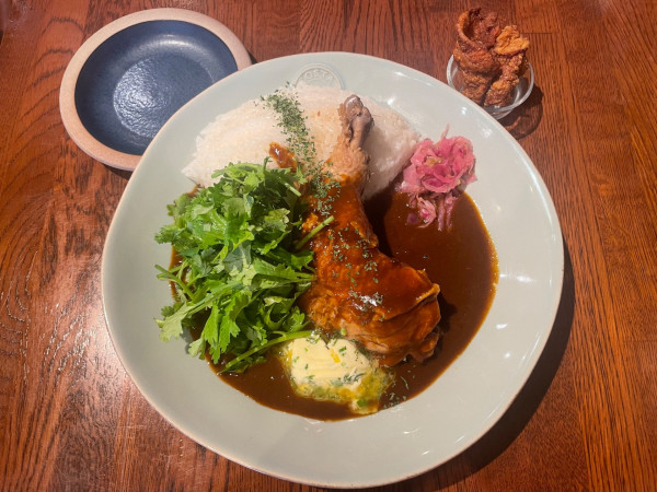 「ほろほろ肉塊骨付き チキンカレー」@中目黒咖喱 明凛堂の写真