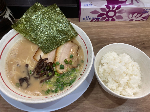 「ラーメン890円　替玉140円　無料ライス」@麺場 絆1048の写真