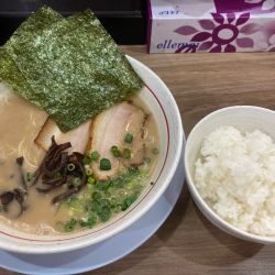 ラーメン890円　替玉140円　無料ライス