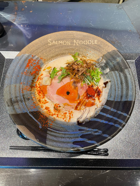 「赤サーモン(980円)1辛・平打ち麺」@SALMON NOODLE YOKOHAMAの写真