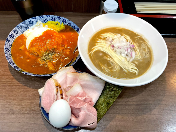 「特製濃厚煮干そば ＋チーズ入りポークカレー」@Noodle&Spice curry 今日の1番の写真