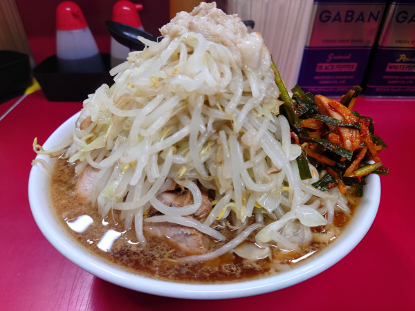 「大豚  ピリ辛ニラダレ  野菜  ニンニク  アブラ」@ラーメン二郎 中山駅前店の写真