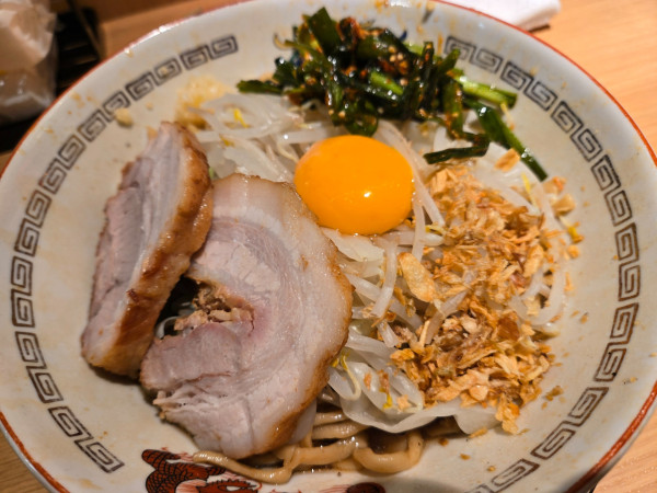 「汁なし(ニンニク)+辛ニラ」@ラーメン豚山 東京ラーメン横丁店の写真