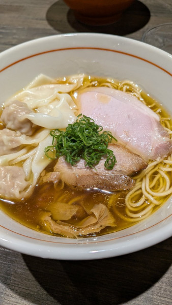 「醤油雲呑ラーメン」@らぁ麺たか山の写真