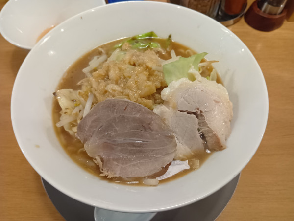 「小ラーメン　野菜少な目　生卵」@秀丸拉麺の写真