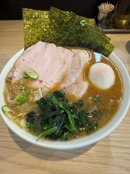 「特上ラーメン(麺固め)+小ライス」@新家系ラーメン気骨家の写真