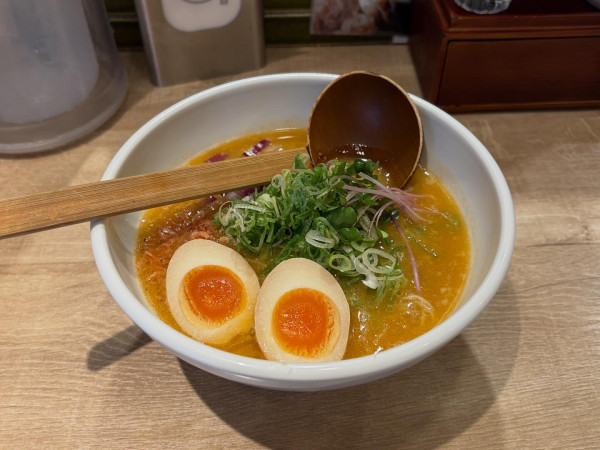 「えびとん 半熟玉子」@よってこや 新宿南口店の写真