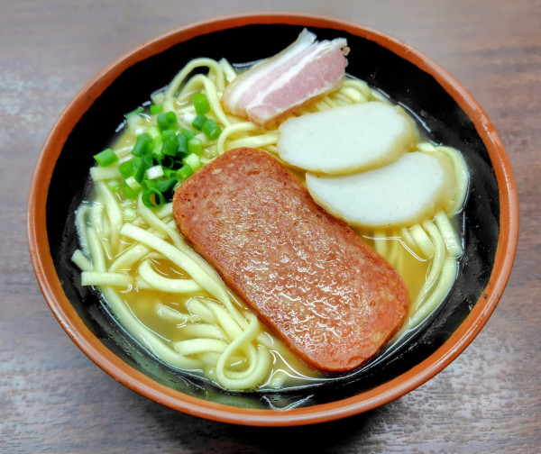 「沖縄そば 550円 ポーク 120円」@うちなーすば ヤージ小の写真