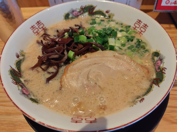 「だるまラーメン　：バリカタ　＋替え玉（サービス券）：粉落し」@濃厚豚骨ラーメン だるま一家 府中分店の写真