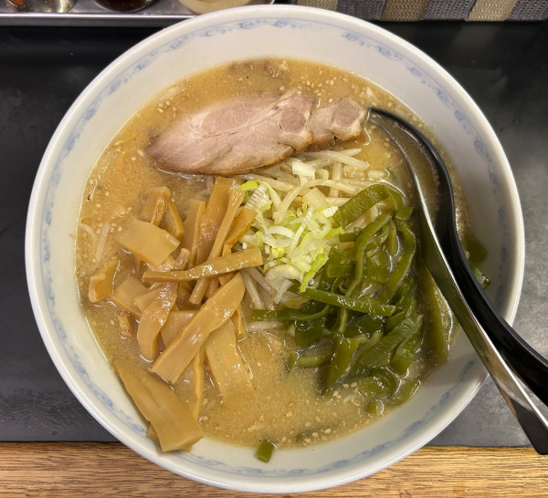 「みそらーめんチャーシュー2枚、メンマ、ワカメ ¥1450」@わかいの写真