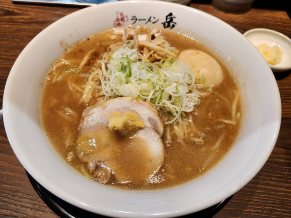 「味玉味噌ラーメン　追いニンニク」@札幌味噌ラーメン 岳 都立大学店の写真