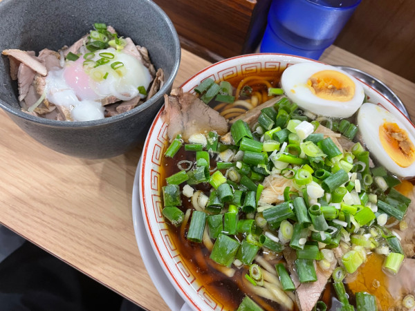 「チャーシューメン＋ゆで卵＋チャーシュー丼（1350円）」@諭吉そばの写真