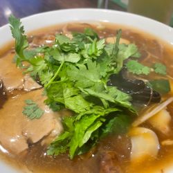 香辣居打卤麵【あんかけ刀削麺】（880円）