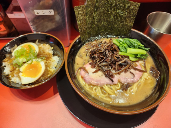 「ラーメン+キクラゲ+味玉飯」@ラーメン 三楽家の写真