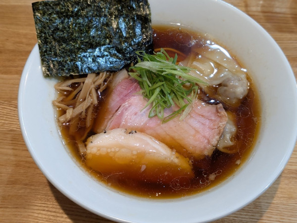 「醤油らーめんワンタントッピング」@RAMEN TOMOの写真