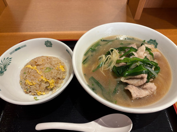 「【期間限定】肉ニラらーめん+半炒飯990円」@日高屋 ひたちなか店の写真