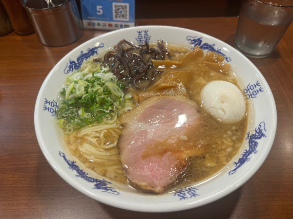 「限定背脂中華そば(醤油)＋貝と昆布出汁の味玉」@ラーメンニキ新橋の写真