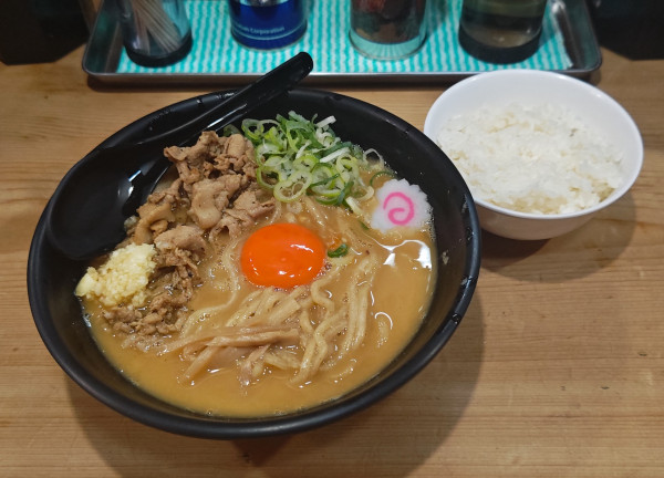 「肉玉そば（￥1,100）+無料ライス」@肉玉そばおとど 新宿2丁目店の写真
