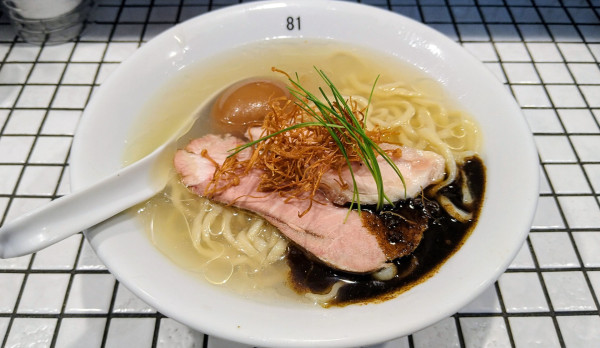 「【限定】辛味冷し塩そば(中太ちぢれ麺)+味玉」@81番の写真