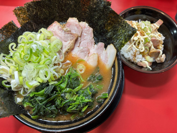 「チャーシュー麺+海苔+ネギ+ほうれん草+半賄い飯」@とらきち家 光の写真