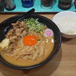 肉玉そば（￥1,100）+無料ライス